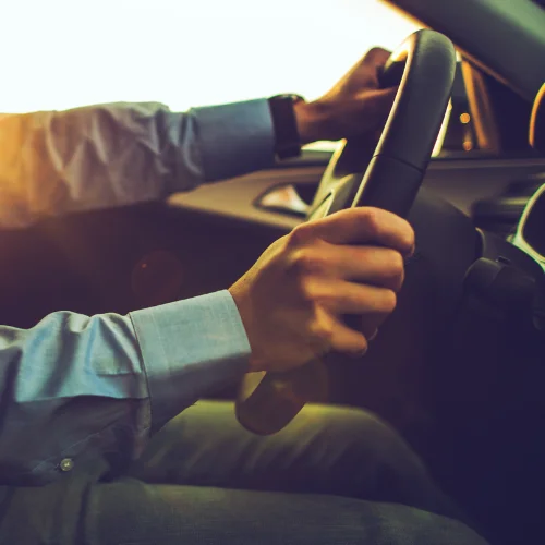 chauffeur vtc a chartres au volant de sa voiture